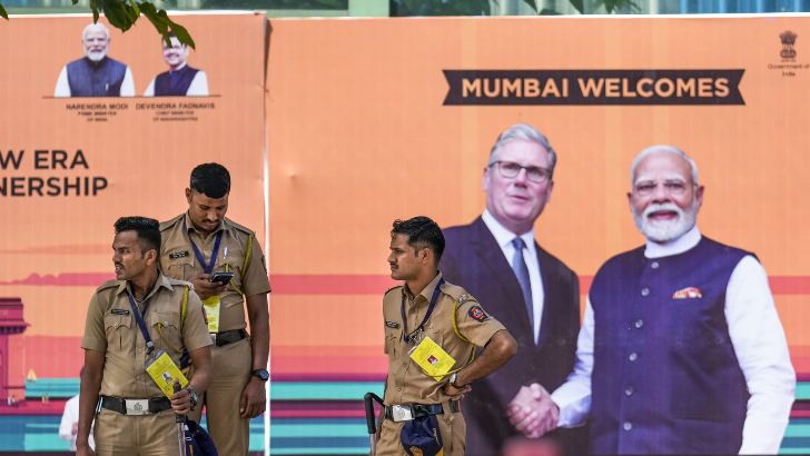 https://salarnews.in/public/uploads/images/newsimages/maannewsimage07102025_220140_Mumbbai airport.png